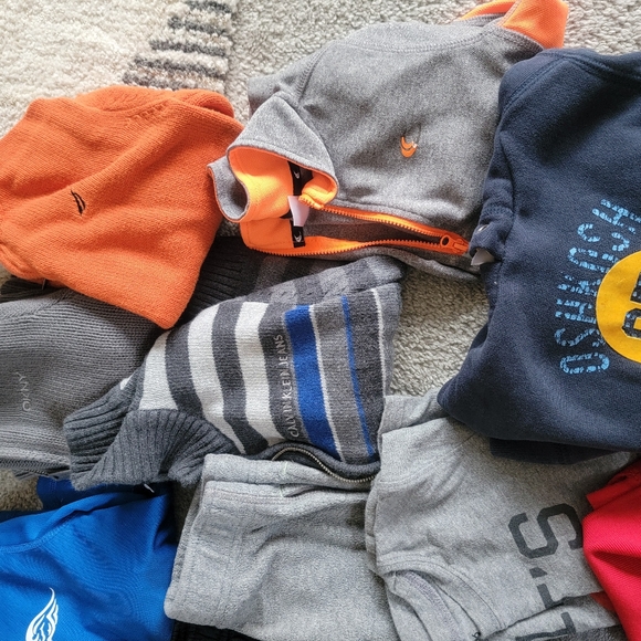 HUGE LOT OF 4T BOYS CLOTHES!! 26 Items - Picture 6 of 7